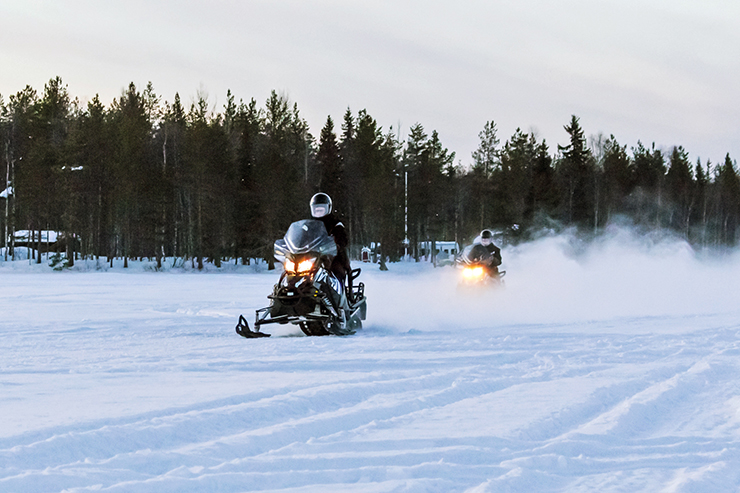 Sahkomoottorikelkka liikenteessä